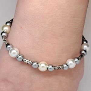 7 1/2" Silver and White Pearlized Glass Bead Serpentine Bracelet.